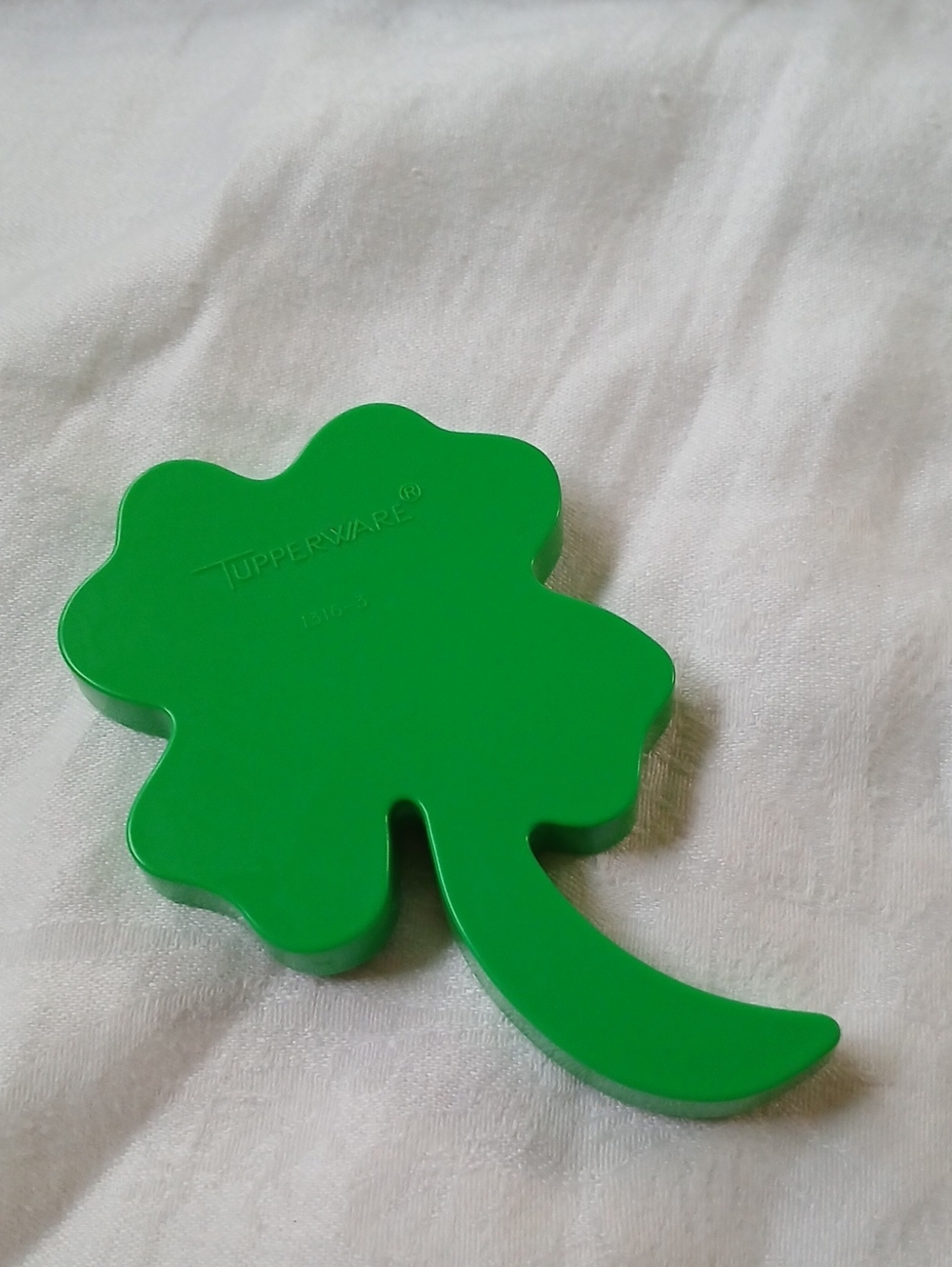 Tupperware 1316-3 Shamrock Shaped Green Cookie Cutter 4.5" Vintage